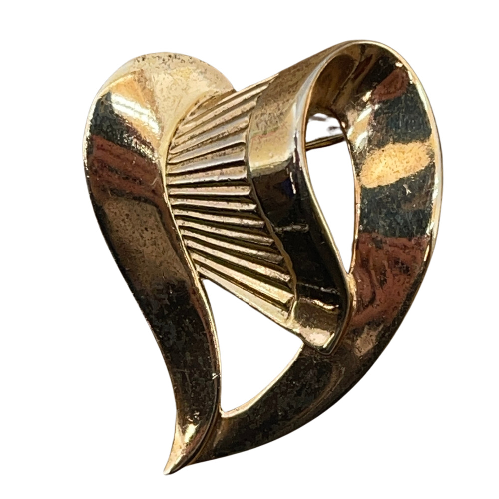 VTG Crown Trifari Goldtone Heart Scroll Brooch Textured Minimalist Jewelry Pin